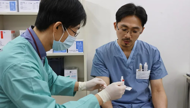 nk세포 활성도 검사 차트를 설명하는 의사 모습